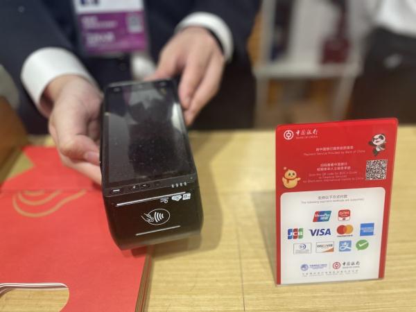 大额刷卡、小额扫码、现金兜底——上海为境外人士打造友好型消费环境 大额刷卡、小额扫码、现金兜底——上海为境外人士打造友好型消费环境