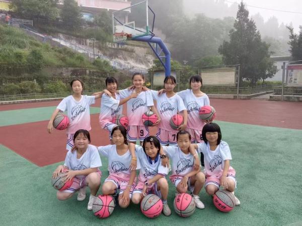 11年，11名篮球特长生——一所乡村小学的女篮故事