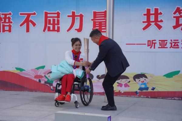 小学生被“请家长”，妈妈一来全校激动了！