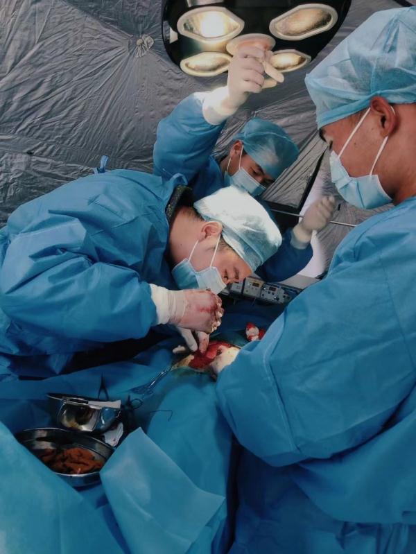 第82集团军某旅组织实战化卫勤演练