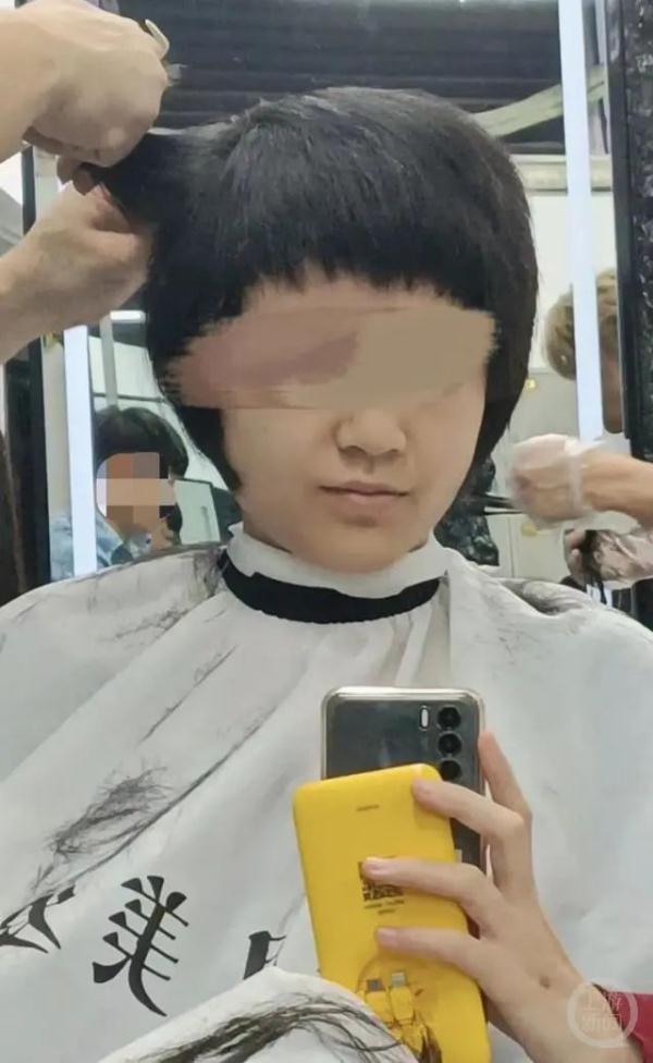 18岁女生选“店长洗剪吹”后崩溃大哭……网友:没眼看 18岁女生选“店长洗剪吹”后崩溃大哭……网友:没眼看