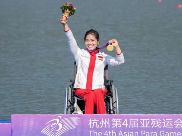 小学生被“请家长”，妈妈一来全校激动了！