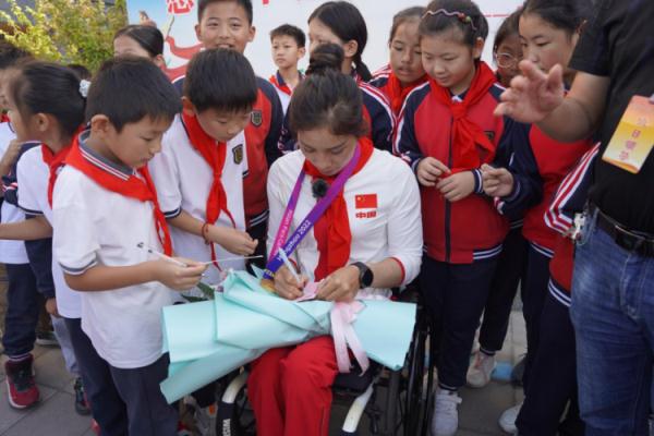 小学生被“请家长”，妈妈一来全校激动了！