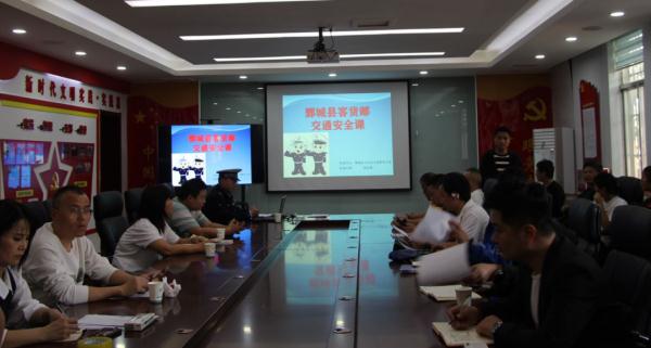菏泽交警为外卖小哥配送“交通安全餐”！