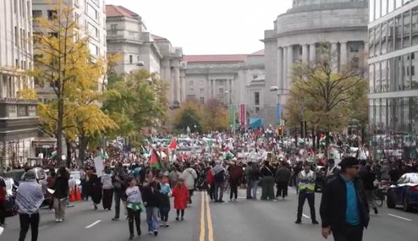 美国数万人涌入首都街道抗议:反对援助以色列 白宫围栏被涂红漆 美国数万人涌入首都街道抗议:反对援助以色列 白宫围栏被涂红漆