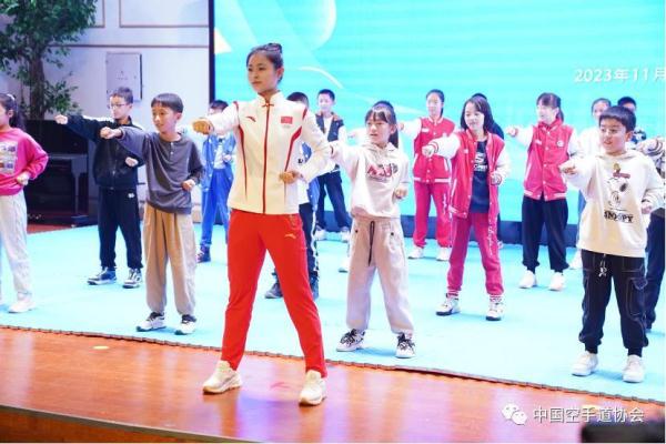 榜样助成长 国家空手道队携冠军走进校园