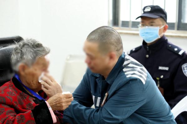 临行前忽然下跪，“奶奶，你一定要等着我！”……
