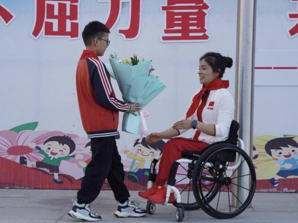 小学生被“请家长”，妈妈一来全校激动了！