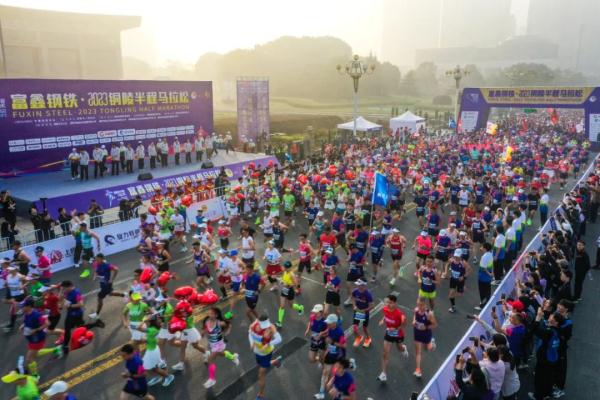 一城一赛！这项运动为啥越跑越上头？