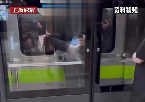 乘客下车被屏蔽门夹伤，向地铁索赔！法院判了