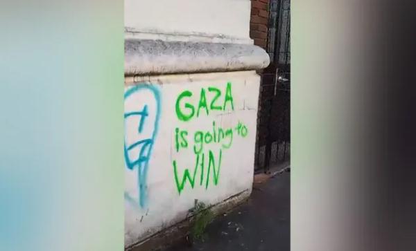 美国数万人涌入首都街道抗议:反对援助以色列 白宫围栏被涂红漆 美国数万人涌入首都街道抗议:反对援助以色列 白宫围栏被涂红漆