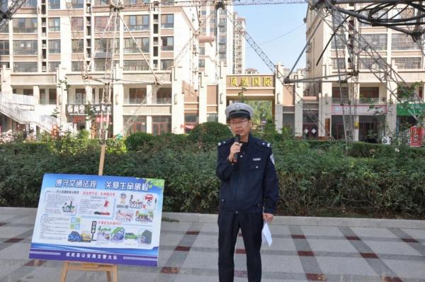 菏泽交警为外卖小哥配送“交通安全餐”！