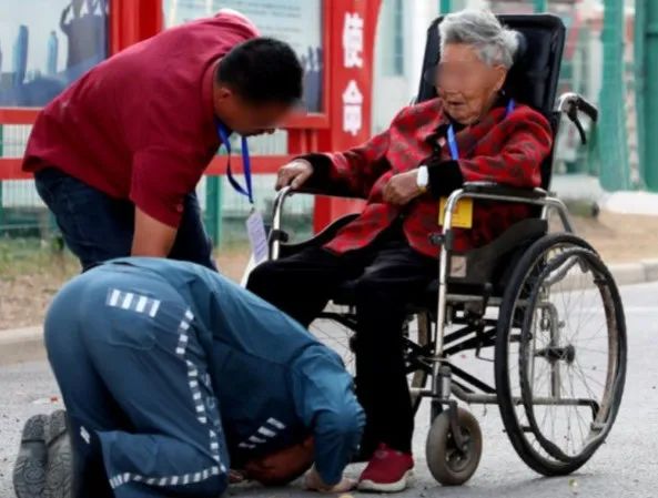 临行前忽然下跪，“奶奶，你一定要等着我！”……