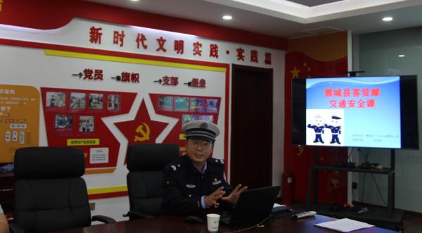 菏泽交警为外卖小哥配送“交通安全餐”！