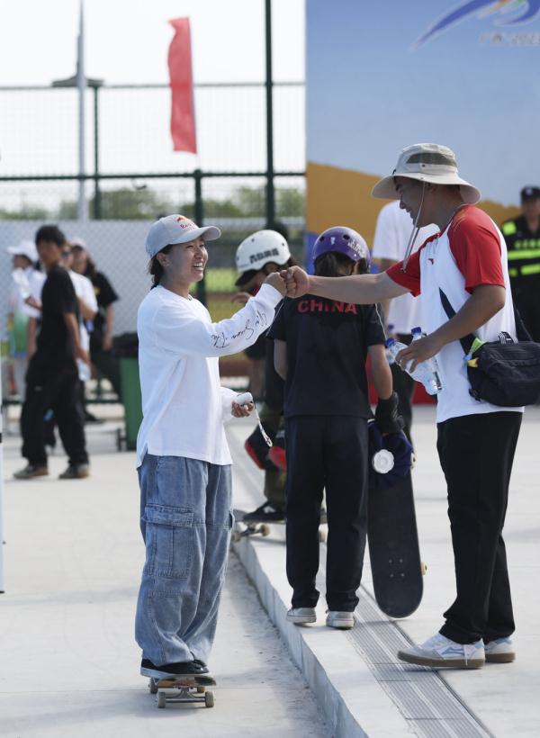 学青会滑板综合：亚运冠军陈烨夺男子碗池金牌