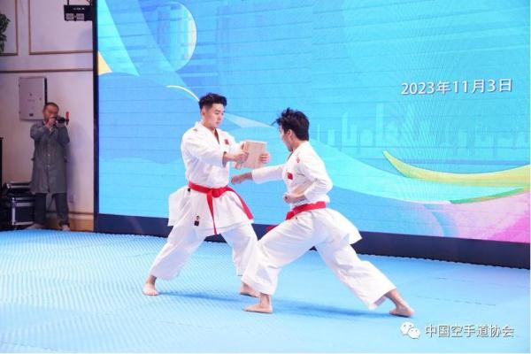 榜样助成长 国家空手道队携冠军走进校园