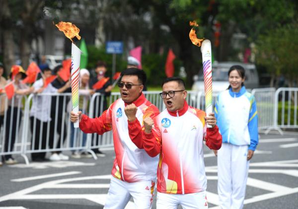 让青春之火点亮奋进之路——首届学青会火炬传递活动侧记
