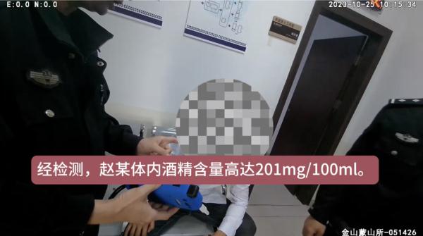 男子裸身进公厕被举报，民警到场后，发现没那么简单……