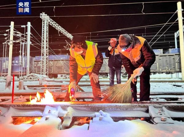 甘肃大范围降雪,这些路段临时交通管制→ 甘肃大范围降雪,这些路段临时交通管制→