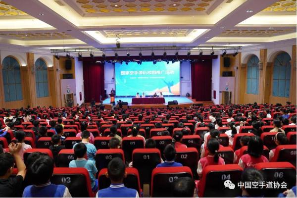 榜样助成长 国家空手道队携冠军走进校园