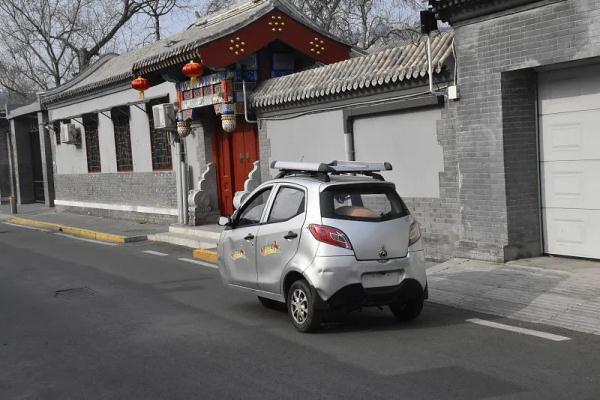 老头乐被撞变形，七旬老人被困车内