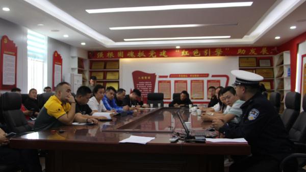 菏泽交警为外卖小哥配送“交通安全餐”！