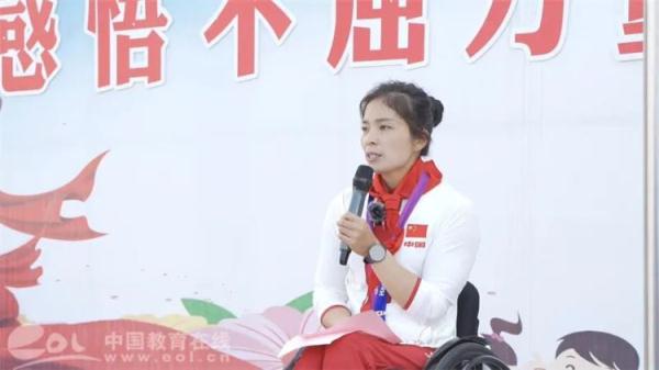 小学生被“请家长”，妈妈一来全校激动了！