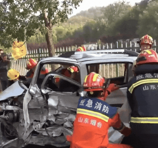 老头乐被撞变形，七旬老人被困车内
