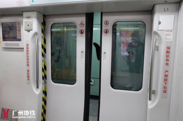 乘客下车被屏蔽门夹伤，向地铁索赔！法院判了
