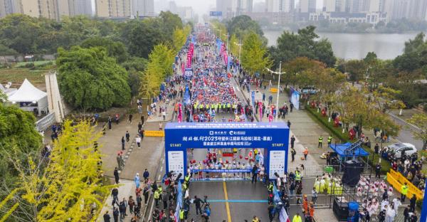 2023守望长江超级马拉松鸣枪开跑 万余跑友相聚嘉鱼 2023守望长江超级马拉松鸣枪开跑 万余跑友相聚嘉鱼