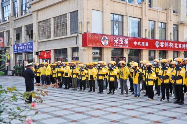 菏泽交警为外卖小哥配送“交通安全餐”！