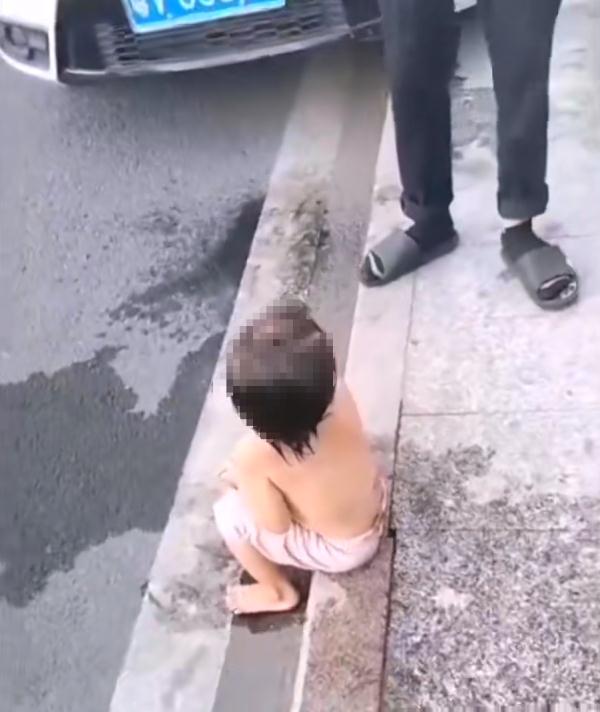 女子骑车到桥上将孩子扔进河里!广东警方凌晨通报 女子骑车到桥上将孩子扔进河里!广东警方凌晨通报