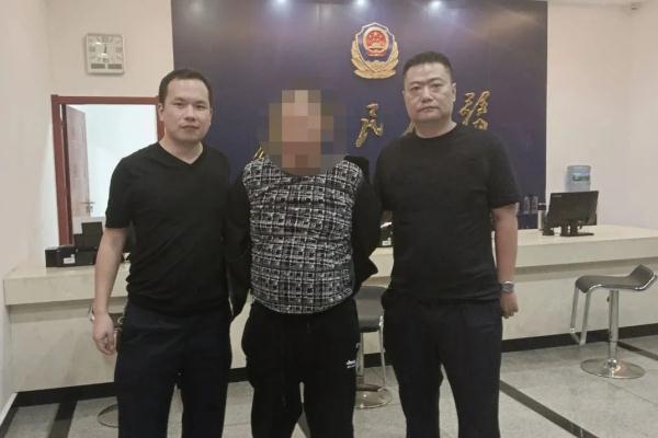 杀人嫌犯潜逃26年，被抓时强装淡定：有什么事？