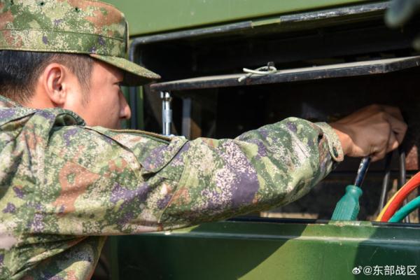 东部战区空军某场站开展制氮演练 东部战区空军某场站开展制氮演练