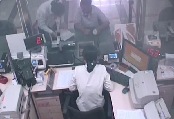 面对去而复返的客户,银行人极限“拉扯” 面对去而复返的客户,银行人极限“拉扯”