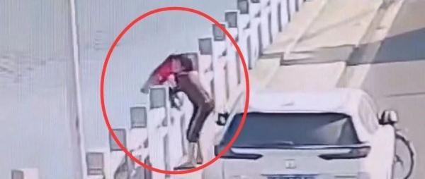 女子骑车到桥上将孩子扔进河里!广东警方凌晨通报 女子骑车到桥上将孩子扔进河里!广东警方凌晨通报