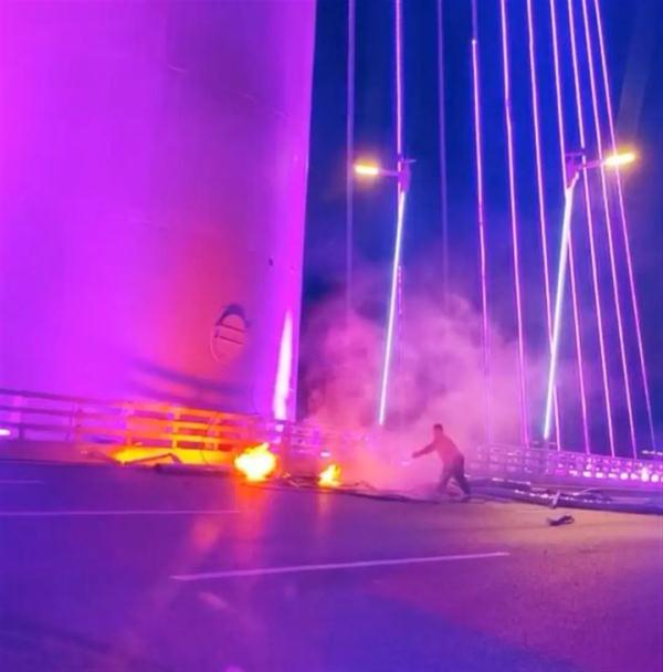 突发：刚刚建成通车的大桥悬索断裂起火？通报来了