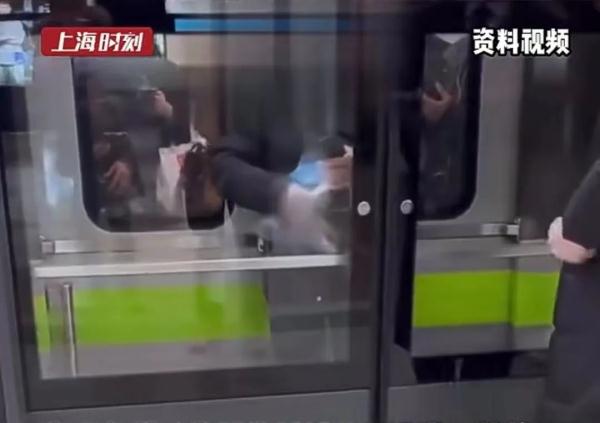 下车时被屏蔽门夹伤，乘客起诉地铁索赔！法院判了