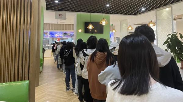 北京高校“半只鸡米线”刷屏!看完价格,网友:在搞“百亿补贴”吗 北京高校“半只鸡米线”刷屏!看完价格,网友:在搞“百亿补贴”吗