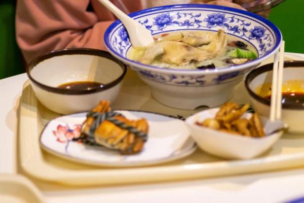 北京高校“半只鸡米线”刷屏!看完价格,网友:在搞“百亿补贴”吗 北京高校“半只鸡米线”刷屏!看完价格,网友:在搞“百亿补贴”吗