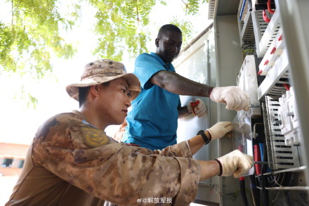 中国第10批赴马里维和防卫步兵分队开展人道主义援助