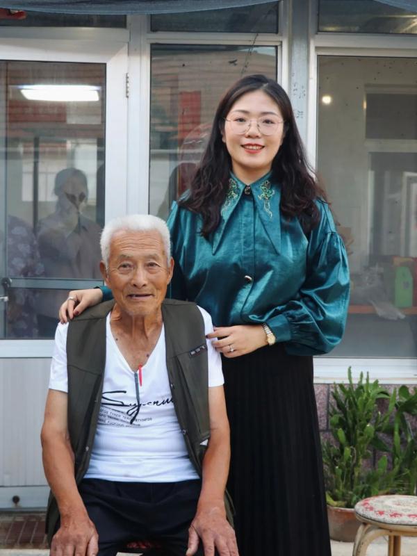 她不过是指了个路