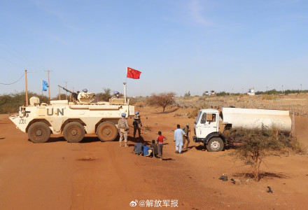中国第10批赴马里维和防卫步兵分队开展人道主义援助
