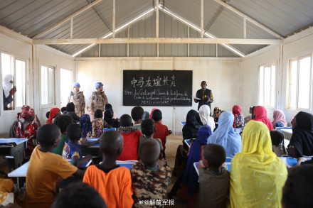 中国第10批赴马里维和防卫步兵分队开展人道主义援助