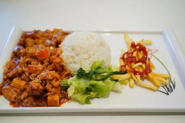 北京高校“半只鸡米线”刷屏!看完价格,网友:在搞“百亿补贴”吗 北京高校“半只鸡米线”刷屏!看完价格,网友:在搞“百亿补贴”吗