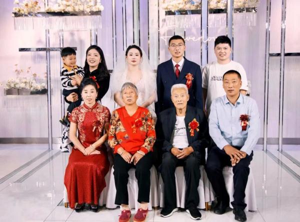 她不过是指了个路