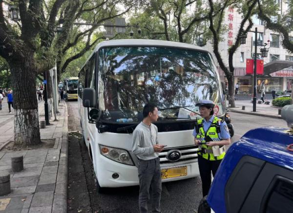 这位司机真大胆！用捡来的驾驶证开旅游客车