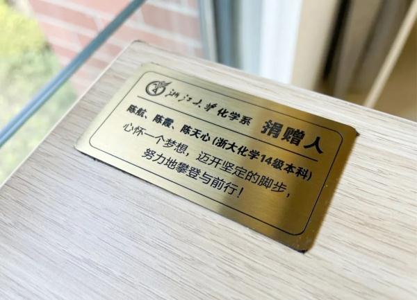 学长学姐的寄语被钉在课桌上！网友：“看完被狠狠的戳到了……”