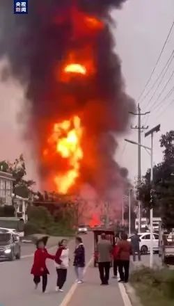 四川雅安一油罐车爆炸,已致2死2伤! 四川雅安一油罐车爆炸,已致2死2伤!