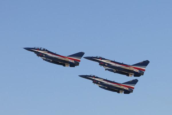 空军八一飞行表演队应邀参加第十八届迪拜航空展 空军八一飞行表演队应邀参加第十八届迪拜航空展